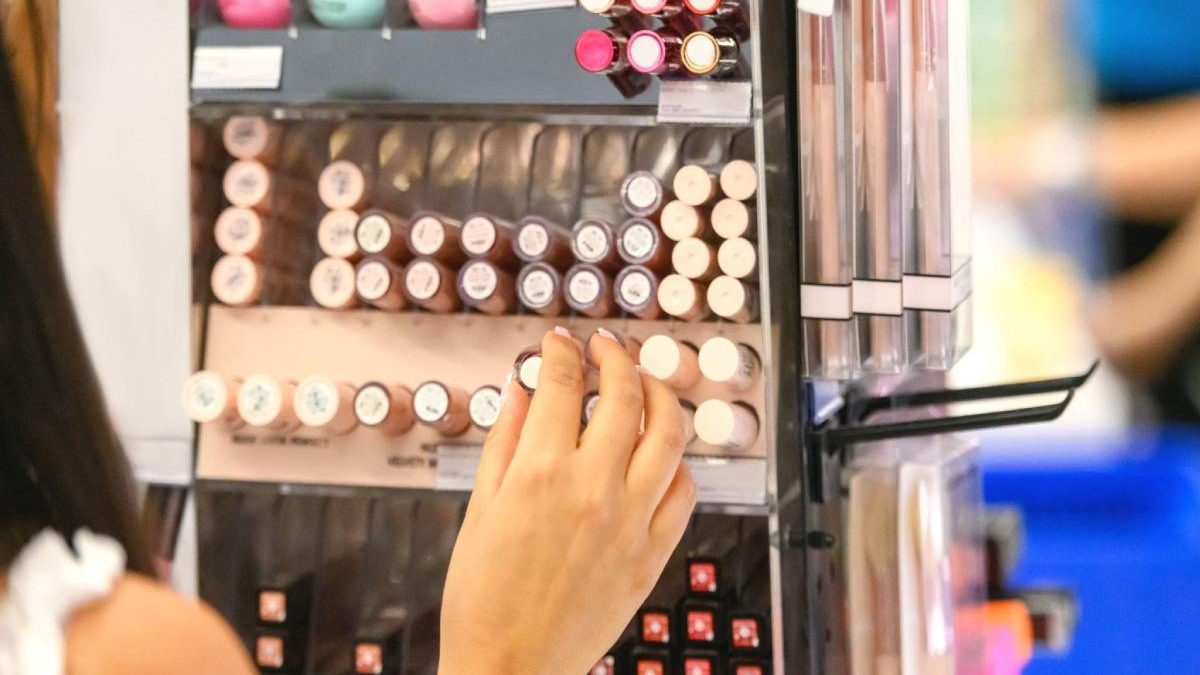 How To Start a Lip Gloss Business?